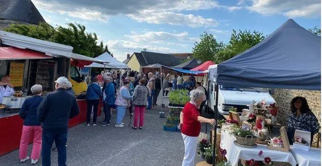 photo  de mai à septembre, place de l’église et un vendredi sur deux, c’est le retour du marché de l’hoëne.  &copy;  ouest-france 