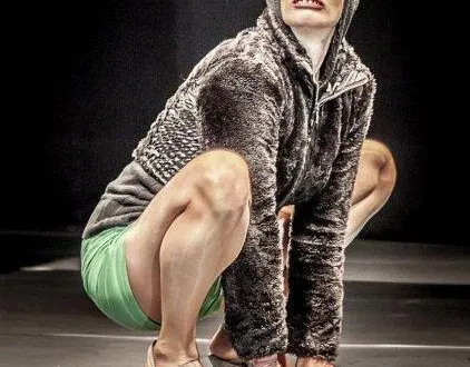 photo  christine, principale comédienne du spectacle « more aura ».  &copy;  fabien debrabandere 