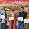 photo les représentants de la tripière fertoise ont remis le prix d’honneur de meilleures andouilles viande et chaudin, à julien gobé, boucher-charcutier à bagnoles avec sa compagne, sabrina bruyant, présents sur le marché. de gauche à droite : gérard chatel, membre de la tripière, sabrina bruyant, yves jeanne, adjoint au grand argentier, julien gobé et hugues lebert, grand maître de la tripière fertoise.