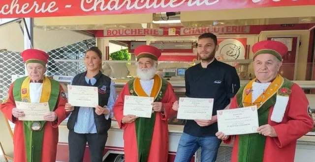 photo  les représentants de la tripière fertoise ont remis le prix d’honneur de meilleures andouilles viande et chaudin, à julien gobé, boucher-charcutier à bagnoles avec sa compagne, sabrina bruyant, présents sur le marché. de gauche à droite : gérard chatel, membre de la tripière, sabrina bruyant, yves jeanne, adjoint au grand argentier, julien gobé et hugues lebert, grand maître de la tripière fertoise.  &copy;  ouest-france 