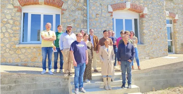 photo  françois boussard (au centre, à l’arrière-plan), les représentants du service économie de la communauté de communes sud-sarthe et les futurs occupants de la maison de l’économie hom’eco : bois loco, synchrony et service bois et forêt.  &copy;  ouest-france 
