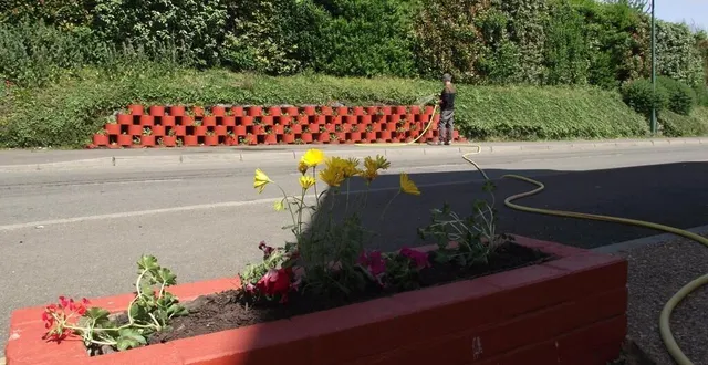 photo  la commune a été fleurie, dimanche, par quatre bénévoles. les jardinières, repeintes récemment, accueillent désormais diverses plantes qui, lorsqu’ellesseront en fleurs, laisseront apparaître le nom du village le long de la route principale face à la salle multi-activité.  &copy;  ouest-france 