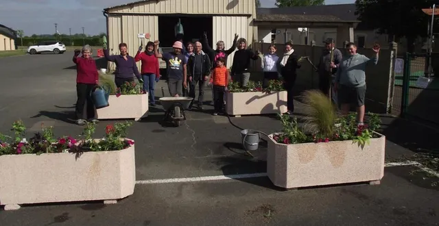 photo  des volontaires ont nettoyé et refait les plantations dans les jardinières.  &copy;  ouest-france 