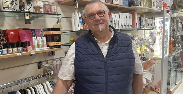 photo  rue de l’ile à sablé-sur-sarthe, le gérant de chic’mode, ronan le bris déstocke tout avant de prendre sa retraite fin août 2025.  &copy;  le maine libre 