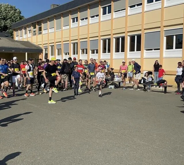 photo avant chaque course, sébastien milliere, coach sportif sabolien, a échauffé les sportifs pour éviter les blessures.  ©  ouest-france