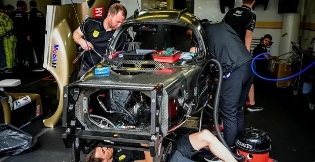 photo  le règlement fixe précisément ce qu’il est autorisé et interdit de réparer pendant les 24 heures du mans.  &copy;  archives le maine libre - yvon loue 