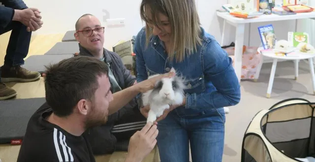photo  les résidents du service d’accueil et d’activités de jour de chantemesle ont apprécié l’opération poils de lecture, organisée à la médiathèque du pays sabolien.  &copy;  ouest-france 