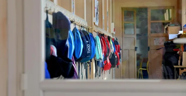 photo  deux élèves et quatre atsem avaient subi le comportement de l’institutrice.  &copy;  illustration co - marie delage 