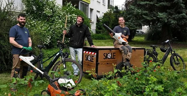photo  angers, mardi 6 mai 2025. eddie pineau (au centre), cofondateur de sicle, est désormais entouré de dix-huit autres jardiniers.  &copy;  co - josselin clair 