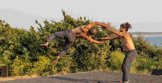 photo  les circassiens matias pilet et fernando gonzalez bahamontez, acrobates virtuoses et danseurs dans le spectacle « huellas ».  &copy;  jean-claude leblanc 