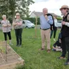 photo quelques habitants ont participé à la visite des carrés potagers. ici denis tsaousoglou, de l’association montviette nature, qui donne quelques astuces de jardinage.