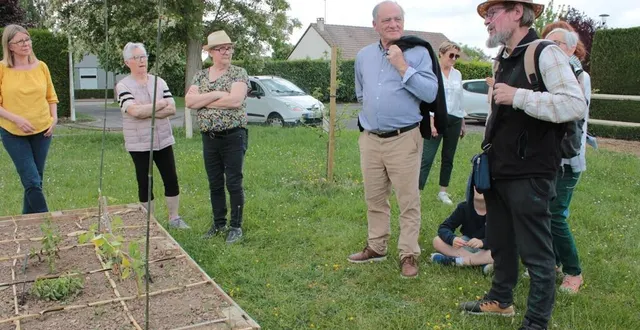 photo  quelques habitants ont participé à la visite des carrés potagers. ici denis tsaousoglou, de l’association montviette nature, qui donne quelques astuces de jardinage.  &copy;  ouest-france 
