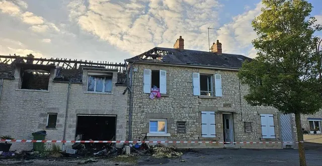 photo  une partie de la toiture de la maison de mélanie gaspard a été détruite par un incendie, samedi 17 mai, à vingt-hanaps. la mère de famille recherche un logement de transition.  &copy;  photo fournie par mélanie gaspard 