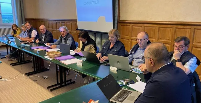 photo  les membres du conseil municipal pendant la séance de jeudi soir.  &copy;  ouest-france 