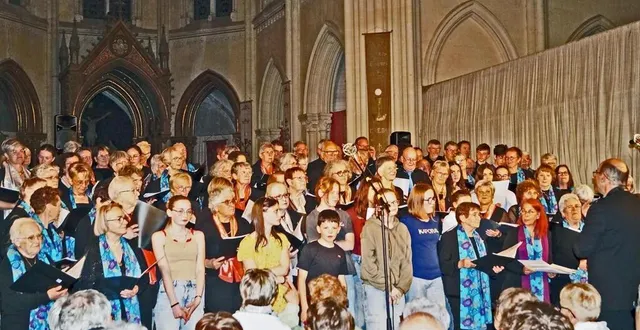 photo  une centaine de choristes réunis pour le final et ovationnés par le public.  &copy;  ouest-france 