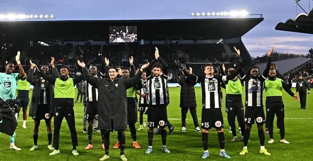 photo  la joie des angevins, maintenus en ligue 1.  &copy;  franck dubray, ouest-france 