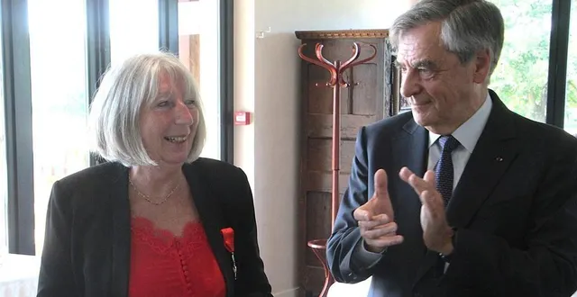 photo  le samedi 17 mai 2025, françois fillon a remis les insignes de chevalier de la légion d’honneur à martine crnkovic.  &copy;  le maine libre 