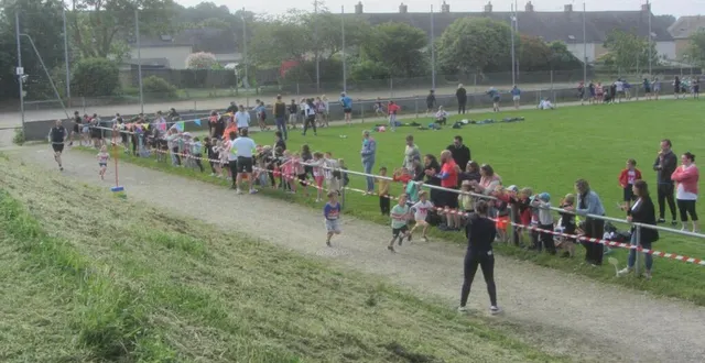 photo  les 240 enfants ont été encouragés par un public nombreux, composé pour la plupart par les familles, sur tout le pourtour du stade où se déroulait l’événement.  &copy;  ouest-france 