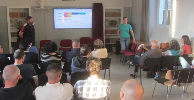 photo  une vingtaine de personnes a assisté à cette réunion d’information organisée par la municipalité et présentée par nicolas moisy d’alter énergies (debout à gauche), lisa desrues d’énercoop pays de la loire (debout à droite), et virginie caille de l’association alisée (assise tout à droite).  &copy;  ouest-france 