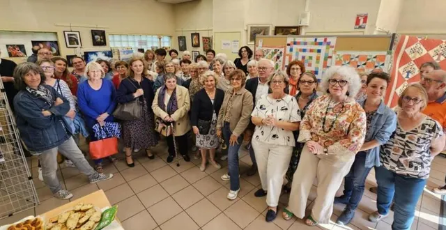 photo  ici accompagnés par le maire gérard lurçon et par la présidente françoise roques, plus d’une trentaine d’élèves des ateliers de l’association familiale ont exposé leurs travaux samedi et dimanche.  &copy;  ouest-france 
