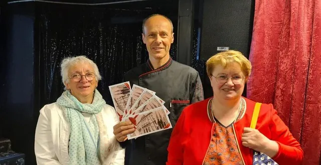 photo  deux des quatre lauréates au jeu deux mois gagnants, christine gautier et jocelyne marie. au centre : stéphane aubert, président ucia  &copy;  ouest-france. 