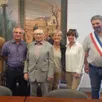 photo  andré chotard entouré de ses enfants et du maire. 