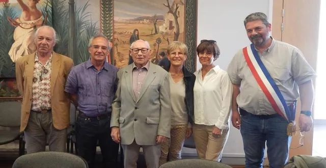 photo  andré chotard entouré de ses enfants et du maire.  &copy;  le maine libre 