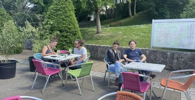 photo  caroline et jean-baptiste caillet (à droite) accueillent les clients sur leur terrasse du 1er mai au 30 septembre.  &copy;  le maine libre 