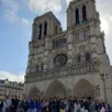 photo  le groupe devant la cathédrale notre-dame de paris. 