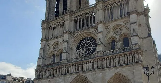 photo  le groupe devant la cathédrale notre-dame de paris.  &copy;  collège saint-michel. 