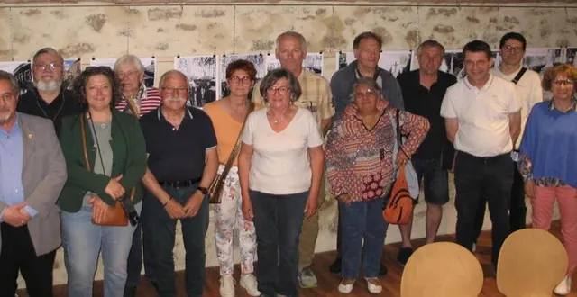 photo  le vernissage a réuni des élus et deux membres du souvenir français autour de nathalie thiebaud, présidente de l’association.  &copy;  le maine libre 