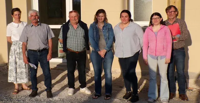 photo  les élus et les assistantes devant l’entrée de la mam.  &copy;  le maine libre 