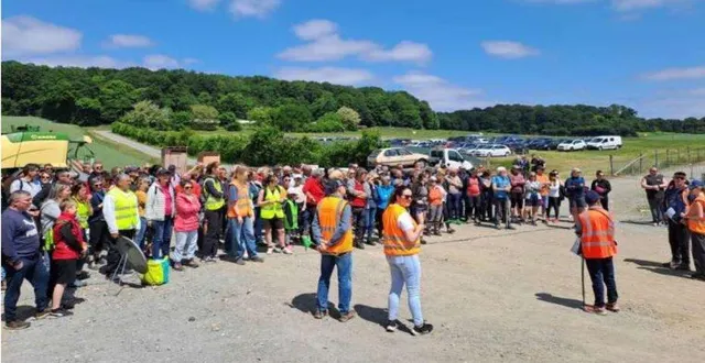 photo  300 marcheurs ont cheminé d’une exploitation agricole à une autre pour découvrir des aspects peu connus du monde agricole.  &copy;  ouest-france 