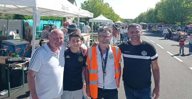 photo  hervé le magueresse, président de l’egr foot (à gauche), en compagnie des deux chevilles ouvrières du bric-à-brac, pascal laugis et teddy delahaye, et de kenzo, joueur en u14, était sur le pont depuis 5 h du matin.  &copy;  ouest-france 