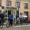 photo  une dizaine de personnes a participé à la cyclo balade organisée par la commune, samedi matin. « découvrez ou redécouvrez changé, on vous emmène », tel était l’appel lancé par viviane benyakhou, maire adjointe chargée de l’animation et la vie locale. « nous nous sommes installés à changé tout récemment, et découvrir le village de cette façon est une très bonne idée », observe un nouvel habitant. les policiers municipaux, eux-mêmes à vélo, encadraient cette randonnée pour en sécuriser le parcours. 