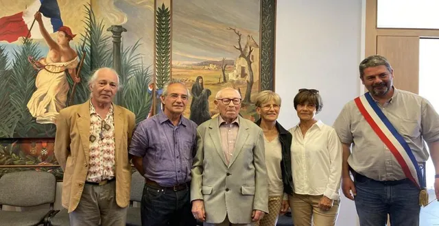 photo  andré chotard, entouré de ses quatre enfants, a reçu la médaille de la commune des mains du maire, nicolas mourier,  en l’hommage de cent années passées à aubigné-racan.  &copy;  ouest-france. 