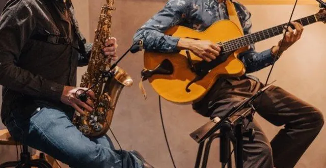 photo  élie nourry, le saxophoniste, et timothée isnard à la guitare.  &copy;  ouest-france 