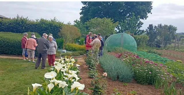 photo  samedi, un groupe a visité le jardin de jacqueline et bernard jarossay.  &copy;  ouest-france 