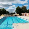 photo la piscine en plein air de bagnoles-de-l’orne est chauffée à 28 °c tout au long de l’été. elle dispose de deux couloirs de nage de 50 mètres et trois de 25 mètres. la profondeur est de 0,80 à 3,90 mètres.
