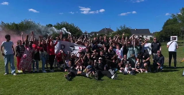 photo  les joueurs et les supporters du vsf ont fêté la montée pendant de nombreuses minutes sur la pelouse après le coup de sifflet final.  &copy;  vsf football 