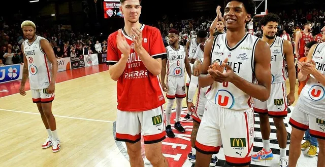 photo  lucas dufeal (à droite) lorsqu’il évoluait avec les espoirs de cholet basket, en 2022.  &copy;  archives le courrier de l’ouest - étienne lizambard 