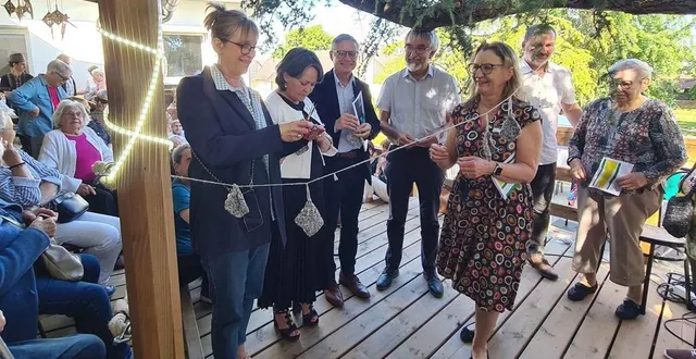 photo  de gauche à droite, sophie seigneurin, architecte du bistrot ; roselyne bienvenu, vice-présidente de l’agglomération ; benoit ratier, directeur général de meldomys, propriétaire et bailleur social ; paul heulin ; delphine lecomte, sébastien robert, vice-président du ccas et marie-louise bompas, présidente du cvs.  &copy;  ouest-france 