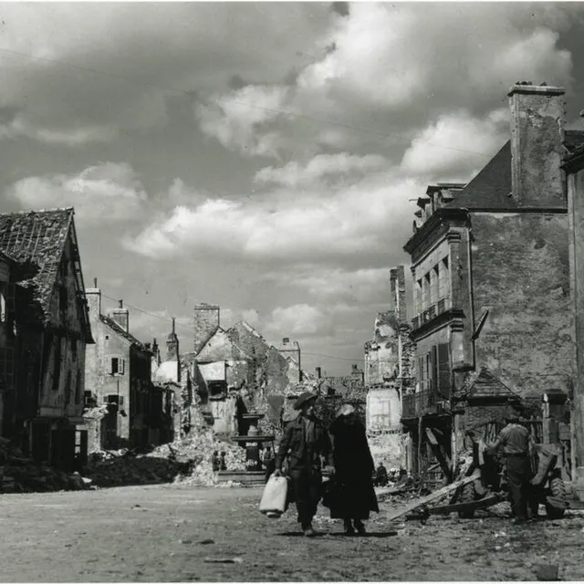 photo les dégâts des bombardements qui ont suivi l’opération overlord ont été particulièrement ravageurs pour de nombreuses villes, comme ici falaise (calvados).  ©  mémorial de caen