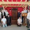 photo  les élèves en bac pro et cap menuiserie de giel don bosco présentent fièrement leur réalisation d’une cathèdre qui sera livrée au château d’angers le 1er juin dans le cadre de l’exposition 