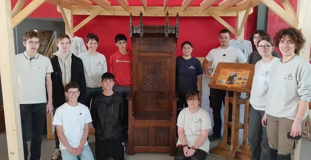 photo  les élèves en bac pro et cap menuiserie de giel don bosco présentent fièrement leur réalisation d’une cathèdre qui sera livrée au château d’angers le 1er juin dans le cadre de l’exposition 