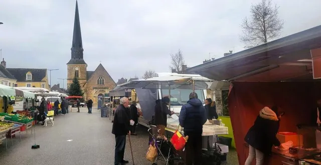 photo  le marché du mercredi matin de val-au-perche est complémentaire de ceux de nogent-le-rotrou et de la ferté-bernard.  &copy;  ouest-france 