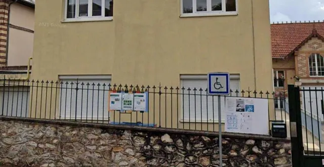 photo  le dame collecte ici des déchets compliqués à recycler.  &copy;  ouest-france 