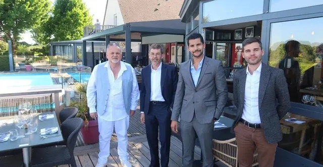 photo  claude goaty, à gauche, passe le relais à alain fournier, épaulé par nadir mouna et germain de lajartre, du groupe immovation.  &copy;  co 