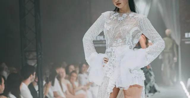 photo  angers, collégiale saint-martin, jeudi 15 mai. jarzéenne de 17 ans, isaure a défilé à l’angers fashion night 2025.  &copy;  charlotte clain 