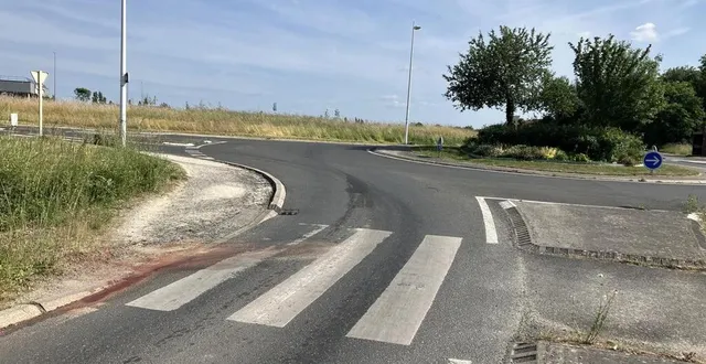 photo  saint-georges-sur-loire, mardi 20 mai 2025. les traces de sang ont été nettoyées avec du sable.  &copy;  co 